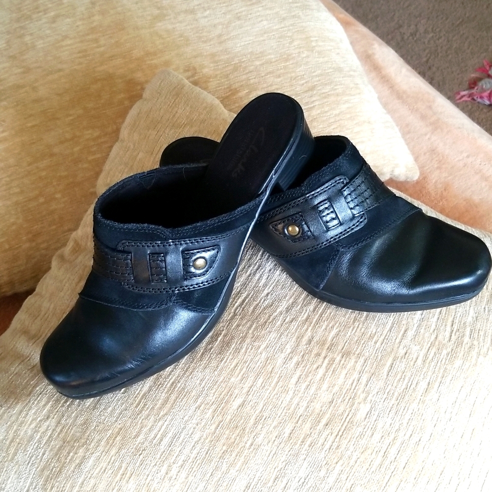 Like new black leather & suede Clark's bendable mules.